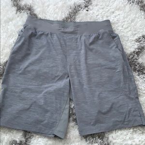 Men’s 9“ lulu lemon pace breaker shorts linerless